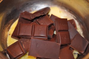 kausēt šokolādi ar sviestu