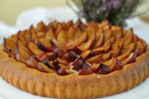 Plūmju un marcipāna pīrāgs. cepam.lv