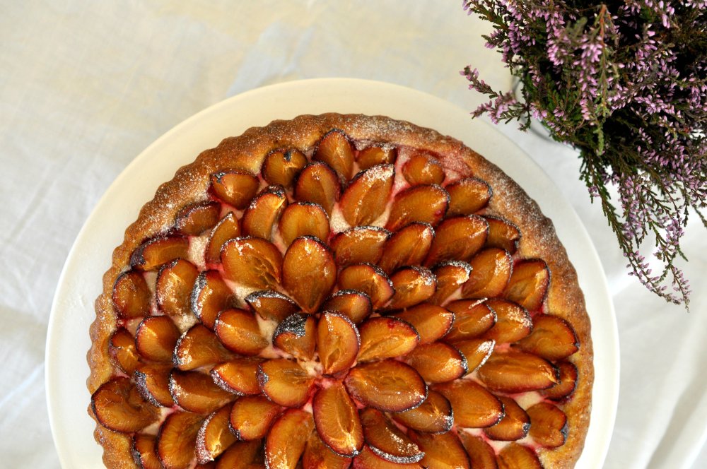 plūmju pīrāgs. cepam.lv